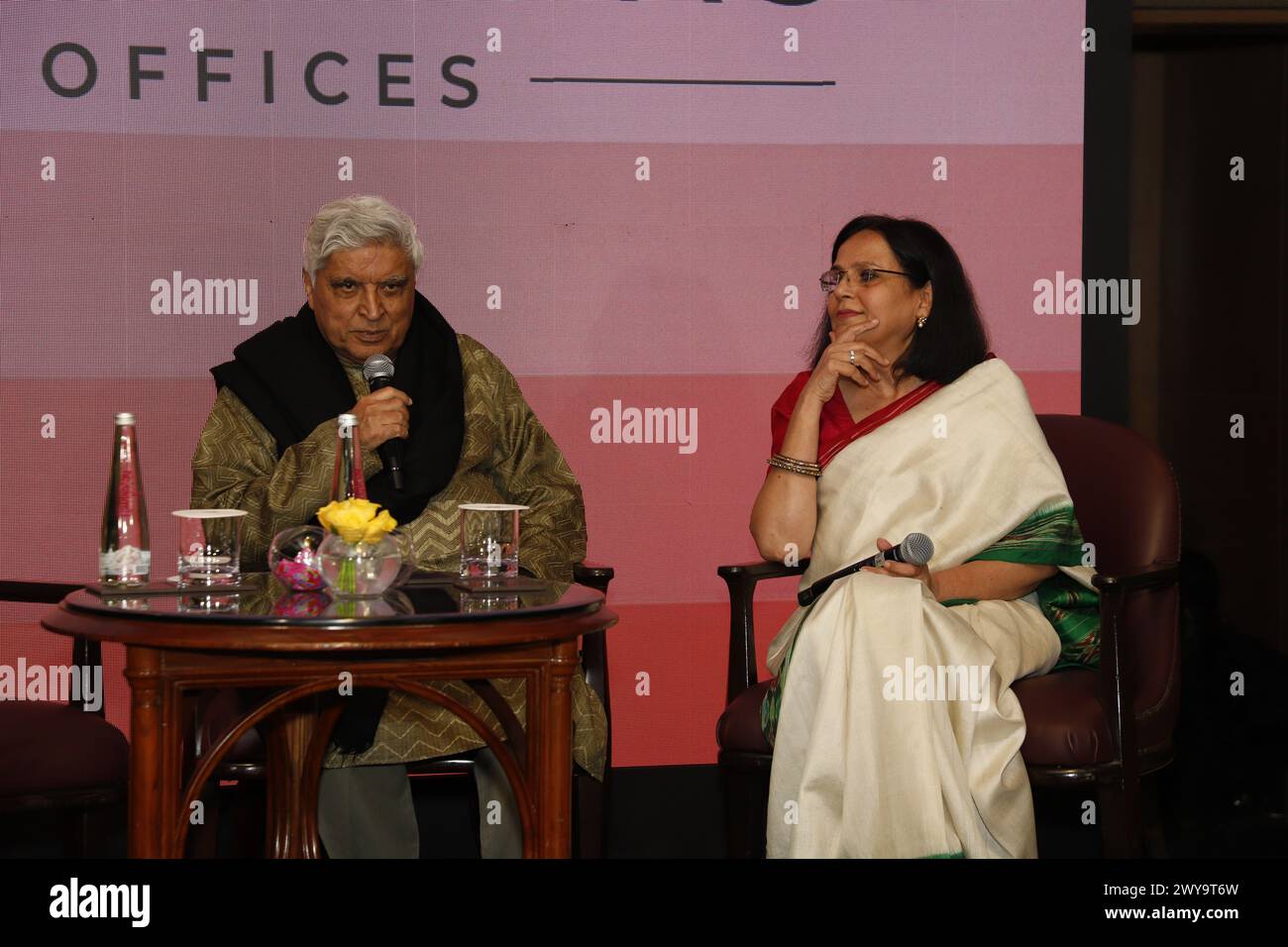 NEW DELHI, INDE - 16 MARS : le scénariste, parolier et poète de Bollywood Javed Akhtar avec l'écrivain, critique et historien littéraire Rakhshanda Jalil lors du lancement de la bourse Fali Nariman et de la série de conférences annuelles, organisées par Mohit Saraf, fondateur de Saraf and Partners, le 16 mars 2024 à New Delhi, Inde. (Photo de Shantanu Bhattacharya/Hindustan Times/Sipa USA ) Banque D'Images