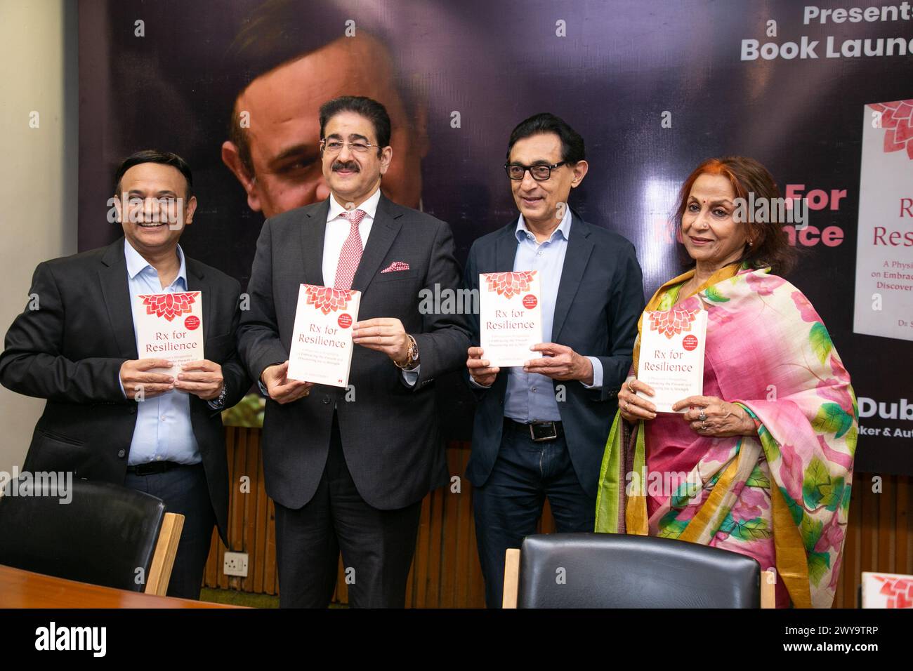 NEW DELHI, INDE - 16 MARS : Sandeep Marwah (3R), producteur de films, journaliste et homme d'affaires et ancien présentateur TV Sunit Tandon (2R) avec l'acteur Jayshree Arora (R) lors du lancement d'un livre - "Rx for Resilience" écrit par Dr Saroj Dubey, gastro-entérologue, conférencier tedx et auteur, L’OMS partage ses expériences sur une phase très difficile où un patient n’a pas réussi après une intervention médicale, le 16 mars 2024 à New Delhi, en Inde. Dans ce livre, le Dr Dubey partage ses expériences, en se concentrant particulièrement sur une phase difficile où un patient n’a pas survécu à une intervention médicale. Dans le livre, Banque D'Images