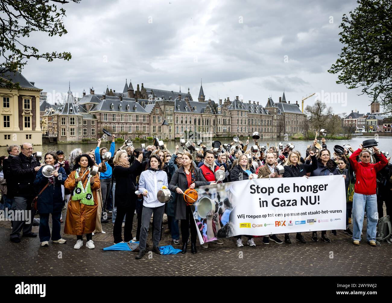 LA HAYE - 05/04/2024, Une campagne de bruit au Hofvijver par diverses organisations humanitaires pour attirer l'attention sur la famine à Gaza lors de la réunion hebdomadaire du cabinet. ANP REMKO DE WAAL pays-bas Out - belgique Out Banque D'Images