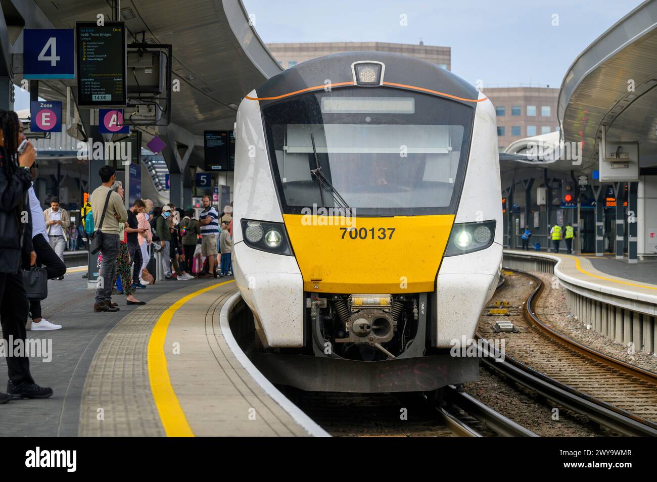 Train de voyageurs Thameslink Class 700 à la gare de London Bridge, Londres, Angleterre. Banque D'Images