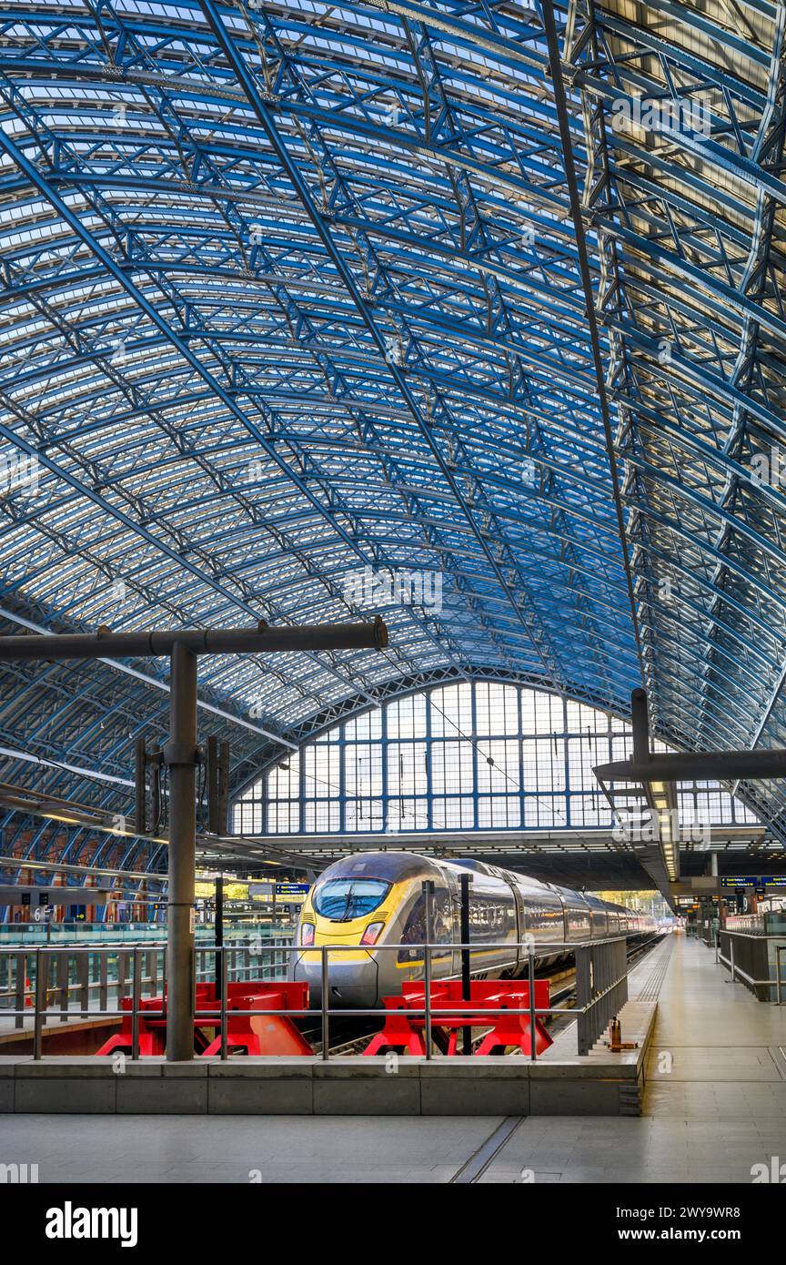 Train Euorstar à St Pancras International Railway Station, Londres, Angleterre. Banque D'Images