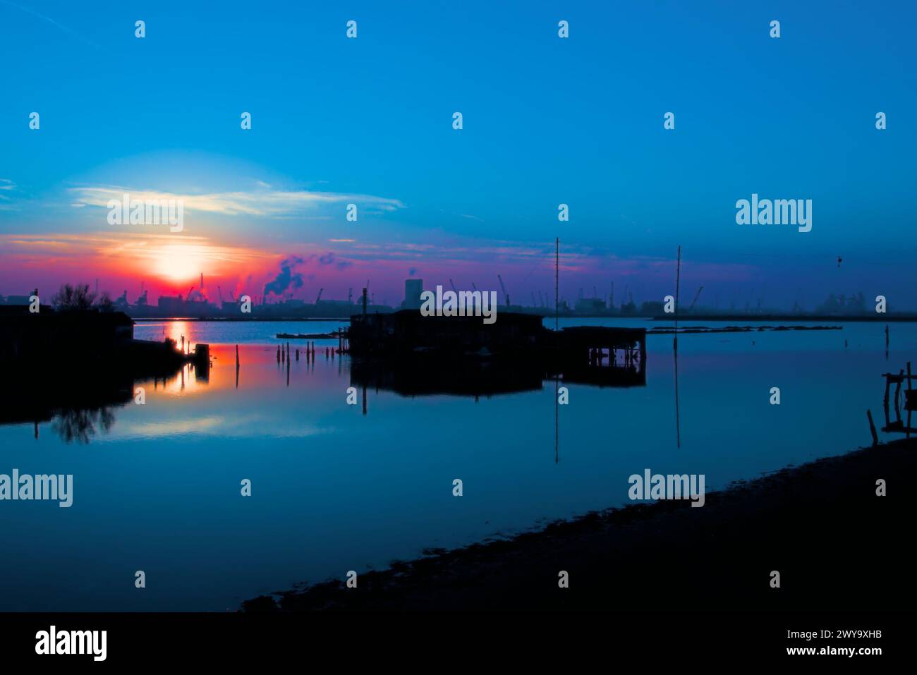 Pialassa Piomboni : cabane de pêche au coucher du soleil Banque D'Images