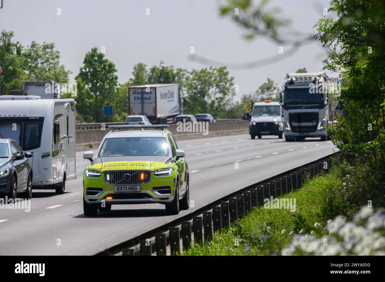 Agents de la circulation des autoroutes nationales participant à un incident sur une autoroute intelligente en Angleterre. Banque D'Images