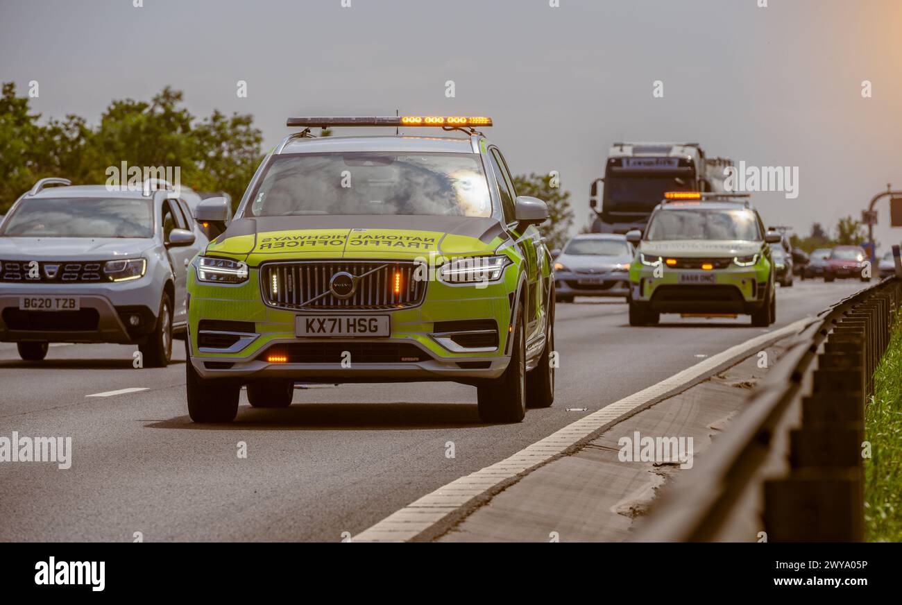 Agents de la circulation des autoroutes nationales participant à un incident sur une autoroute intelligente en Angleterre. Banque D'Images