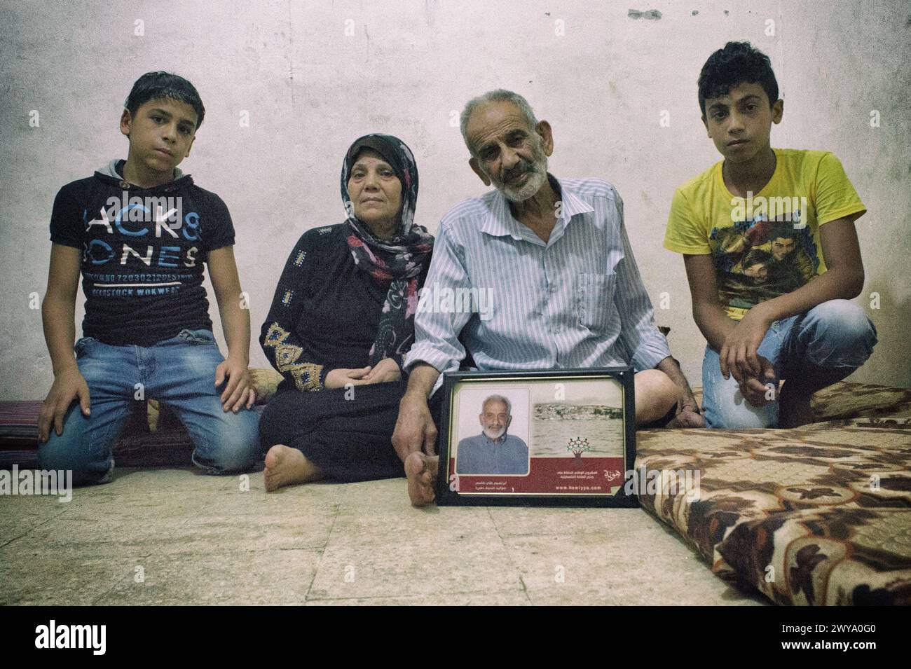 Photographie d'une famille palestinienne de génération différente retraçant l'évolution du rêve de la maison dans le camp de réfugiés de Sabra-Shatila Banque D'Images