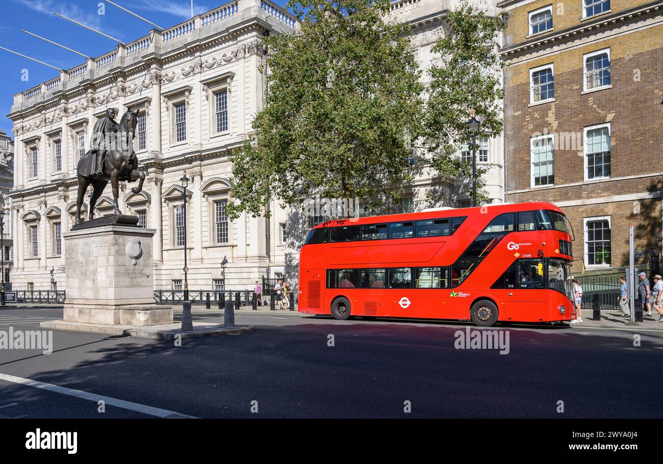 Bus à impériale Red London Routemaster à Westminster, Londres. Angleterre. Banque D'Images