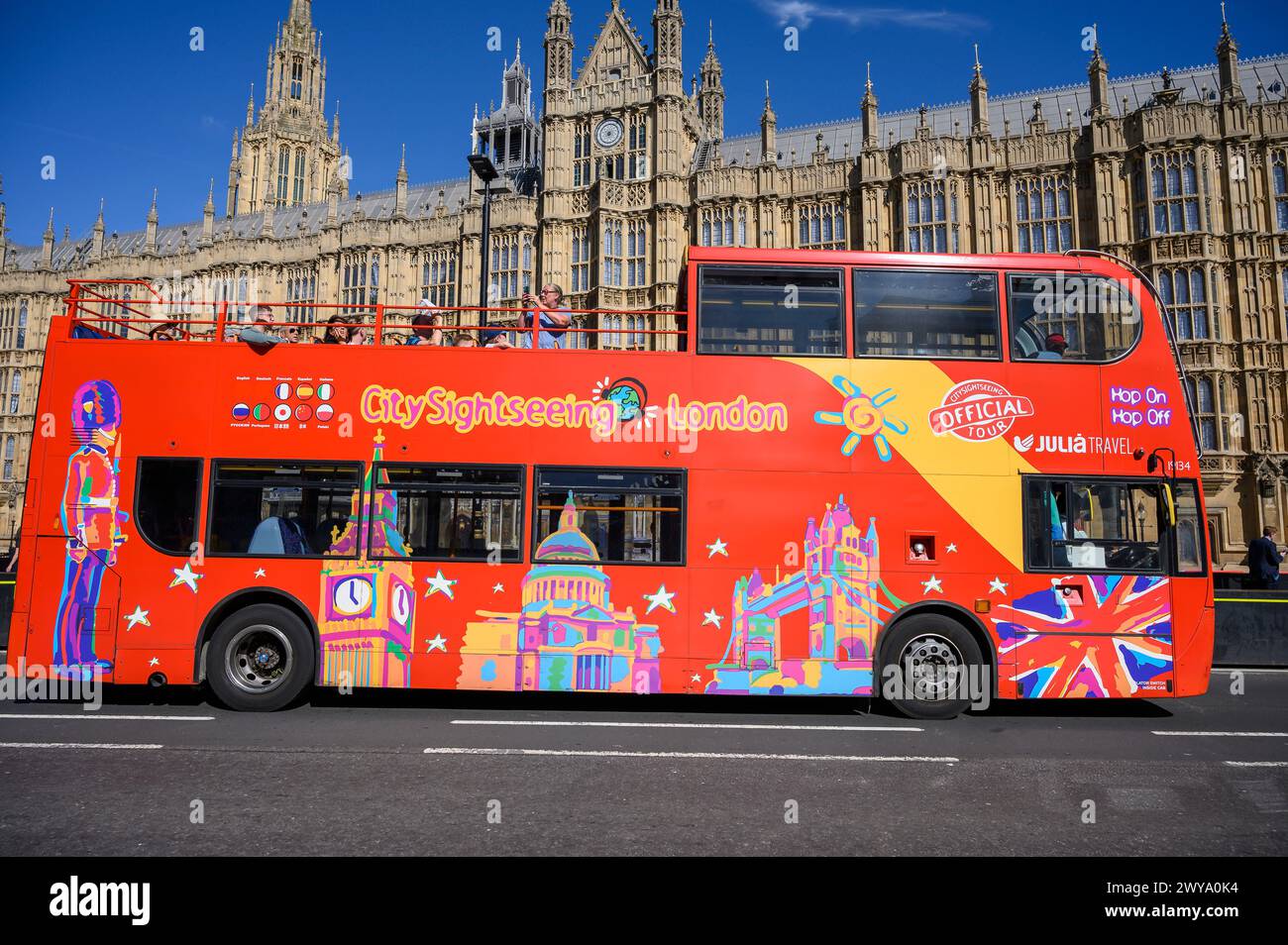 Bus touristique hop on hop off à Londres, Angleterre/ Banque D'Images