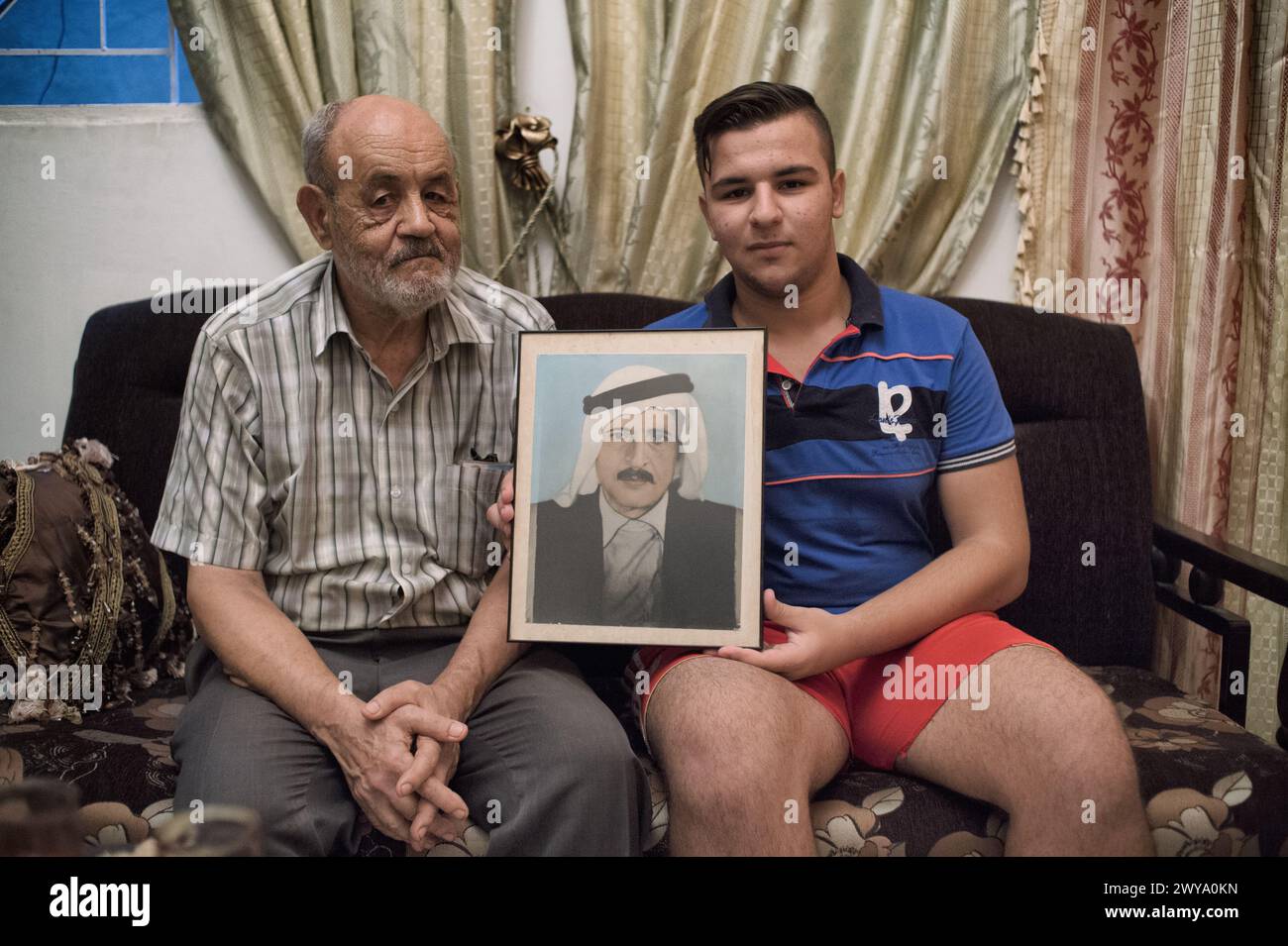 Photographie d'une famille palestinienne de génération différente retraçant l'évolution du rêve de la maison dans le camp de réfugiés de Sabra-Shatila Banque D'Images