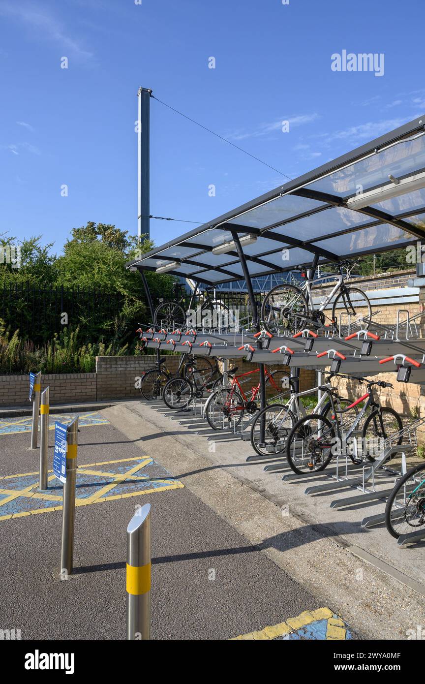 Parking pour vélos à la gare de Sandy, Bedfordshire, Angleterre. Banque D'Images