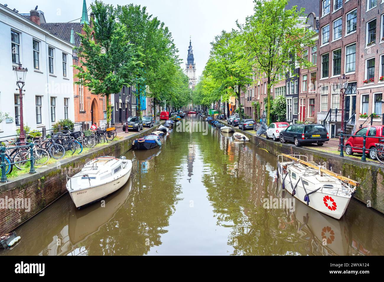 Amsterdam, pays-Bas - 12 juin 2019 : vue d'une journée depuis le pont Staalmeestersbrug avec des maisons hollandaises typiques, le canal et les magasins à Amsterdam, pays-Bas Banque D'Images