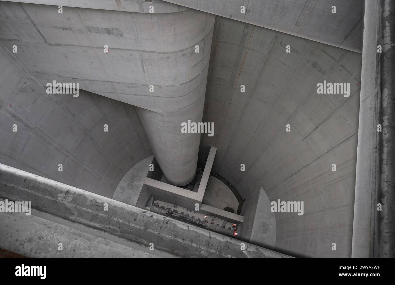 Regardant vers le bas les ouvriers de la construction travaillant à l'intérieur du tunnel Thames Tideway, également connu sous le nom de London Super Sewer, Londres, Angleterre. Banque D'Images