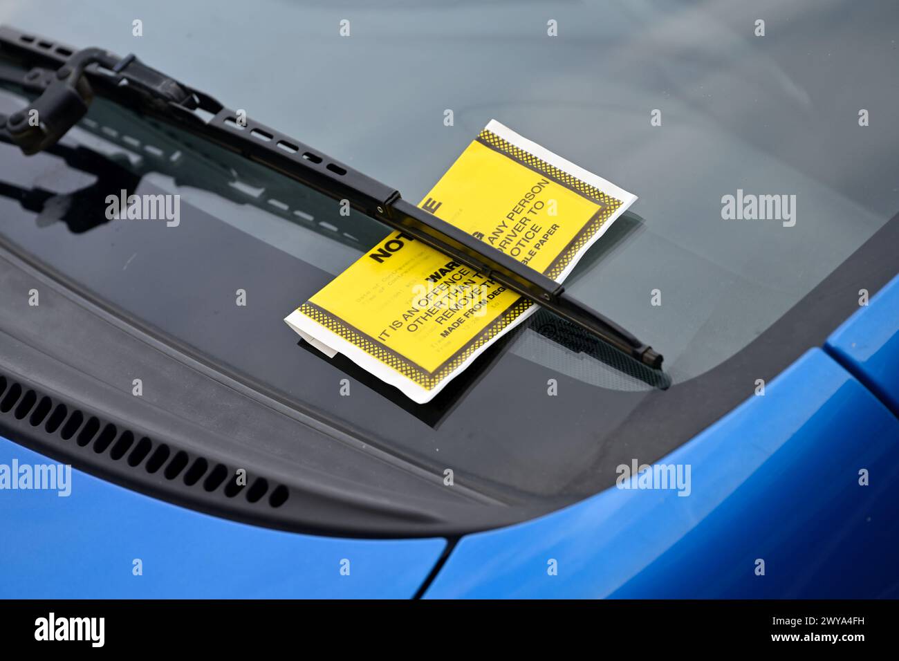 Ticket de parking sur le pare-brise de la voiture sous l'essuie-glace, Royaume-Uni Banque D'Images