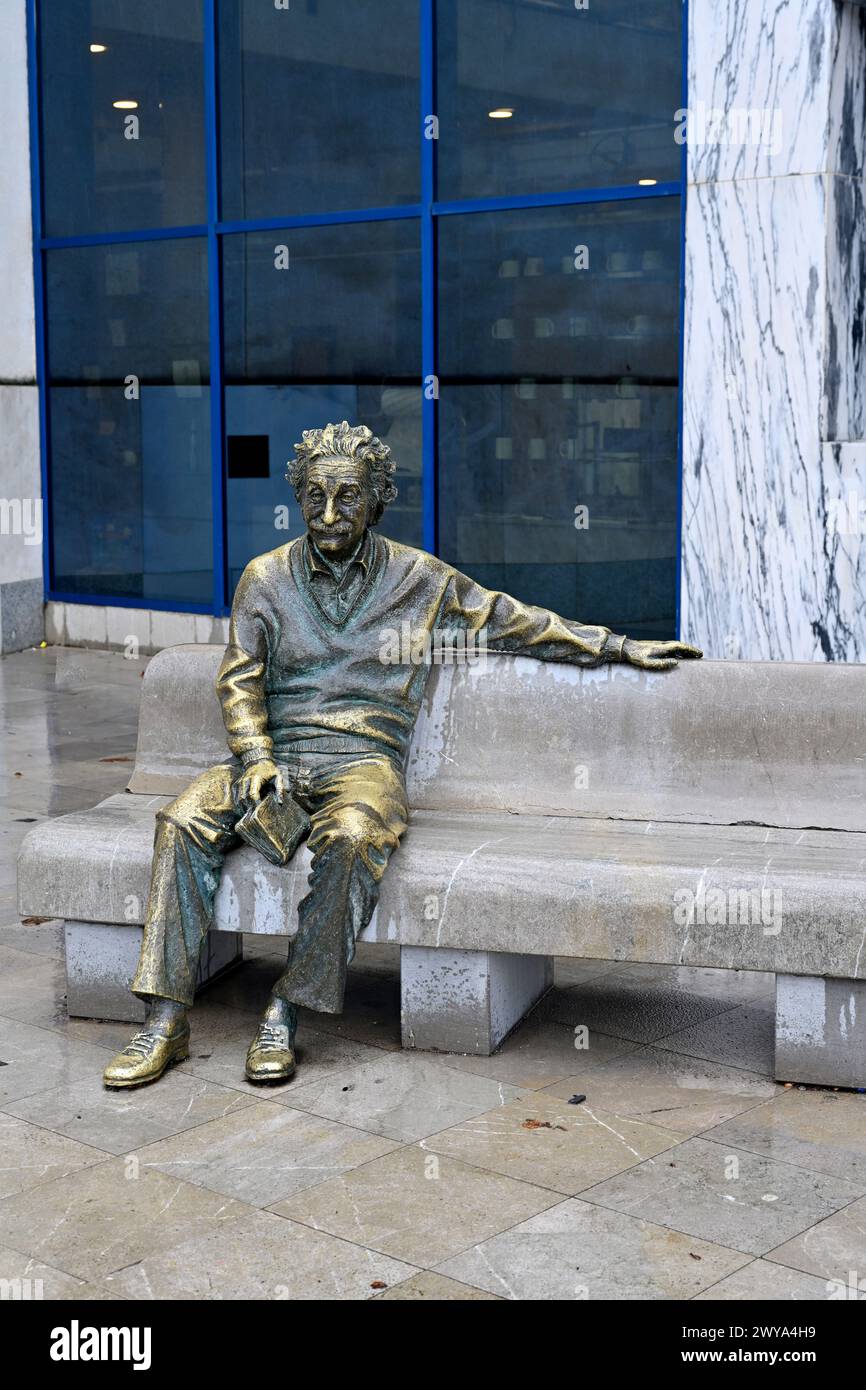 Statue d'Albert Einstein assise sur un banc devant le musée des Sciences dans le Parque de las Ciencias, Grenade, Espagne Banque D'Images