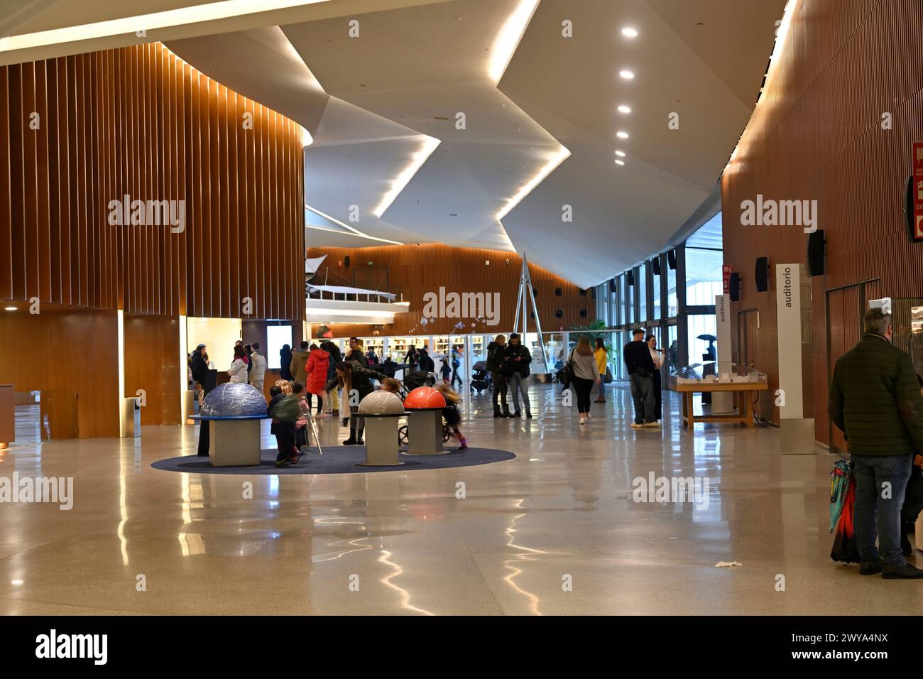À l'intérieur du foyer de l'entrée principale du Musée des Sciences de Grenade, Grenade, Espagne Banque D'Images