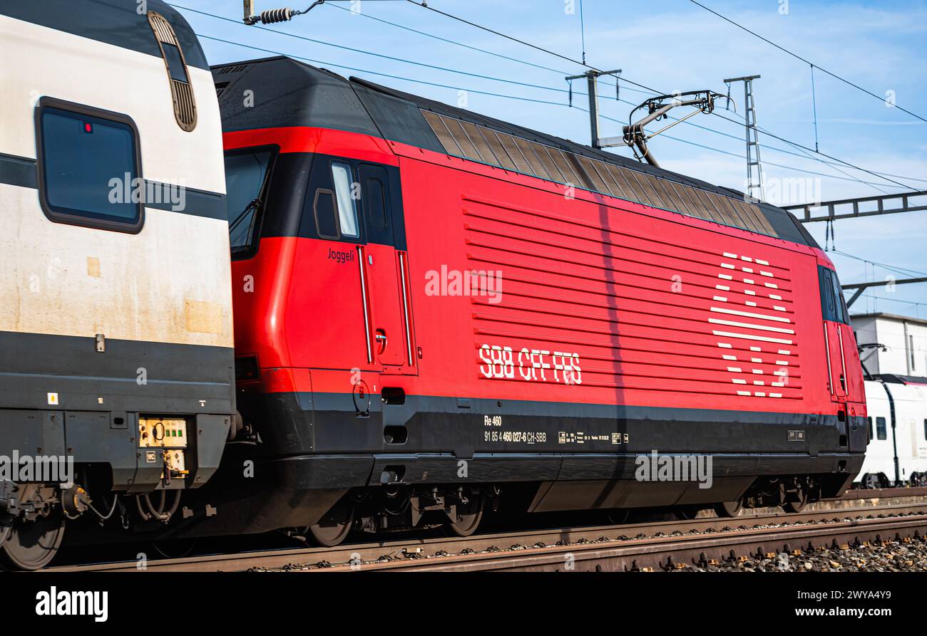 Eine SBB Lok 2000, welche an einem ICN 2000 angehängt ist durchfährt den Bahnhof von Bassersdorf im Zürcher Unterland. (Bassersdorf, Schweiz, 04.02.20 Banque D'Images