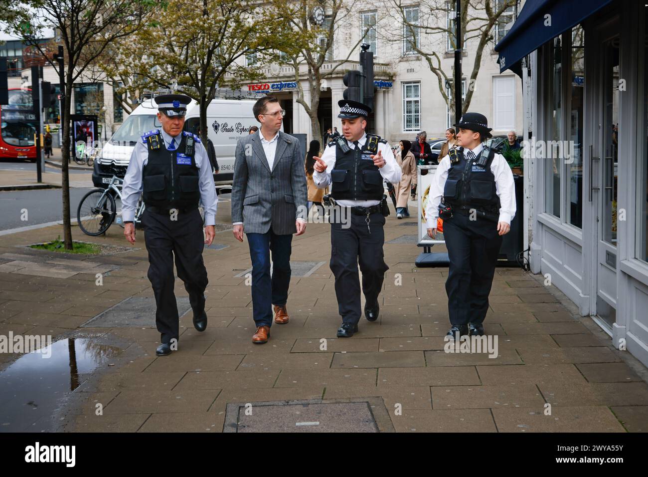 Londres, Royaume-Uni : 5 avril 2024 : le candidat libéral démocrate au maire de Londres Rob Blackie s'entretient avec des officiers de la police métropolitaine sur le Beat à Wimbledon lors du lancement de son plan pour réparer le met. Crédit : Andy Sillett/Alamy Live News Banque D'Images