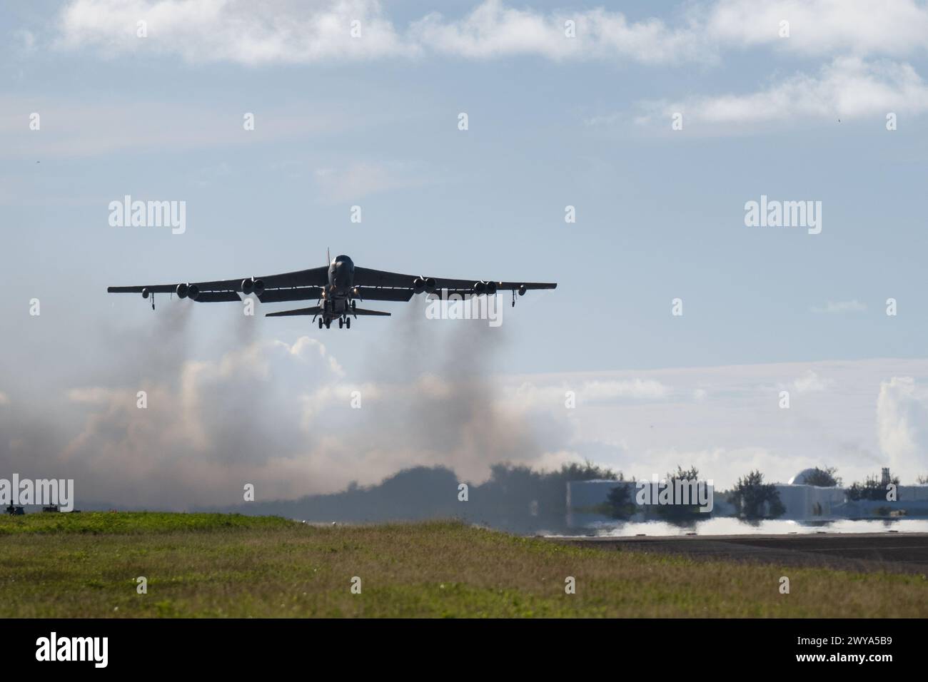 Un B-52 Stratofortress affecté à la 2nd Bomb Wing à la base aérienne de Barksdale, en Louisiane, décolle pour rentrer à la maison après avoir quitté une force opérationnelle de bombardiers Banque D'Images