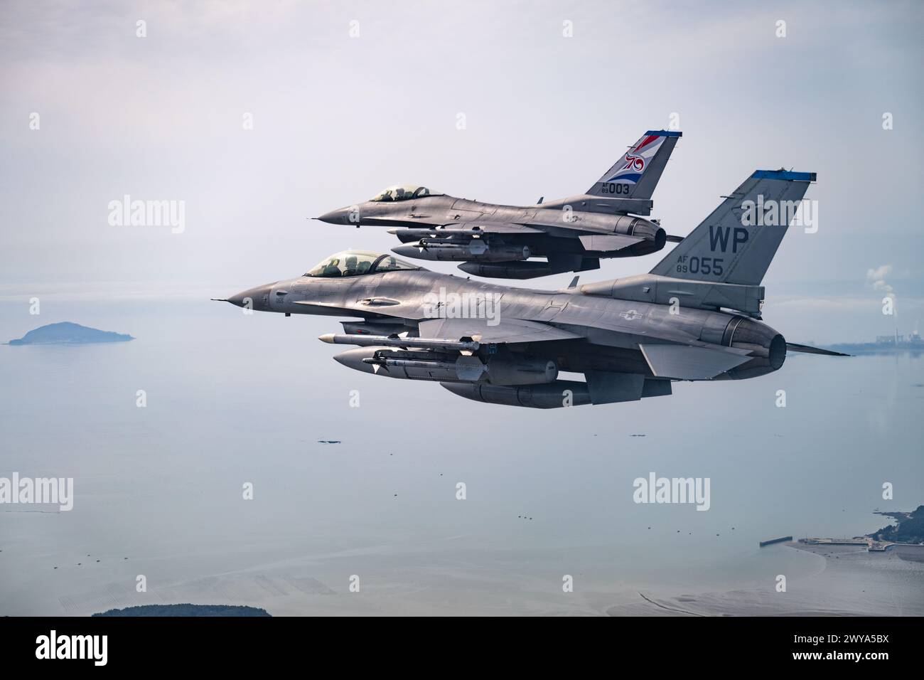 Deux F-16 Fighting Falcons du 35th Fighter Squadron survolent la côte sud de la République de Corée, le 2 avril 2024 Banque D'Images