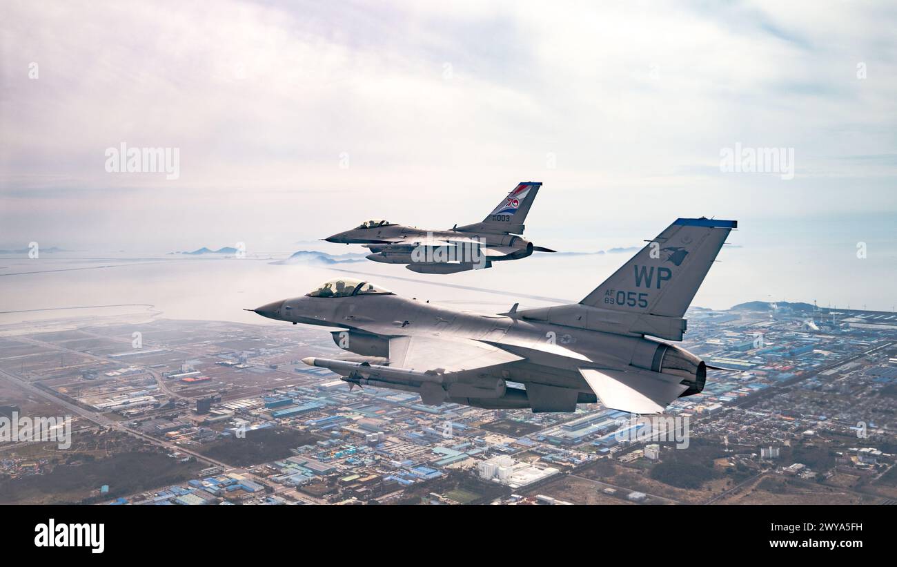 Deux F-16 Fighting Falcons du 35th Fighter Squadron survolent la côte sud de la République de Corée, le 2 avril 2024 Banque D'Images