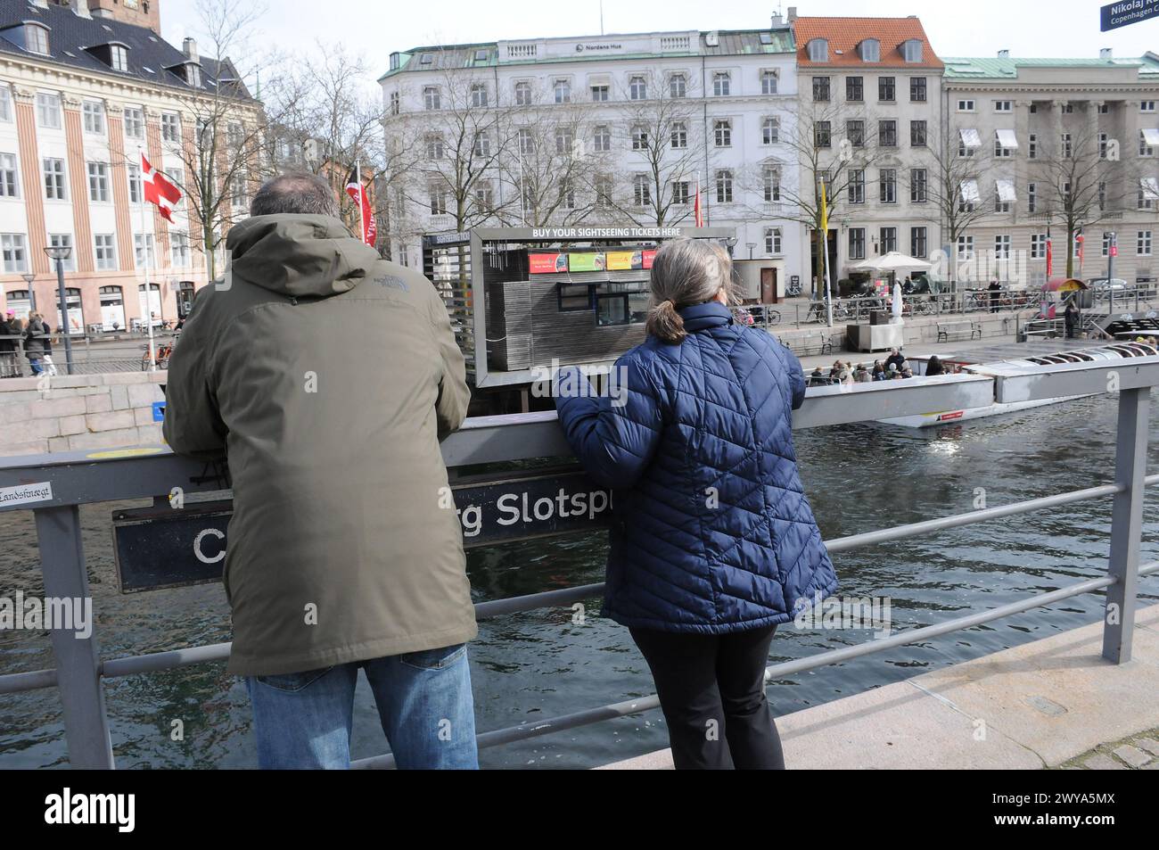 Copenhague, Danemark /05 avril 2024/.visite des canaux Copenhague croisière canard dans le canal de Copenhague ou canal dans la capitale danoise. (Photo.Francis Joseph Dean/Dean Pictures) Banque D'Images