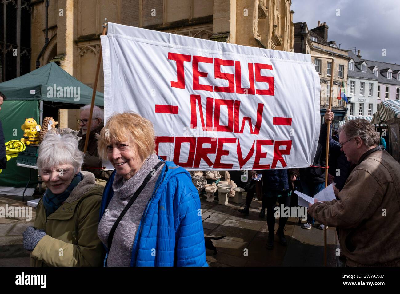 Rassemblement chrétien de Pâques à l'extérieur Église Jean-Baptiste le vendredi Saint le 29 mars 2024 à Cirencester, Royaume-Uni. Les gens se sont rassemblés pour célébrer la vie du Christ, chanter des hymnes et écouter les orateurs parler de la vie, de la mort et de la résurrection. Cirencester est une ville marchande du Gloucestershire. C'est la huitième plus grande colonie du Gloucestershire et la plus grande ville des Cotswolds. Banque D'Images