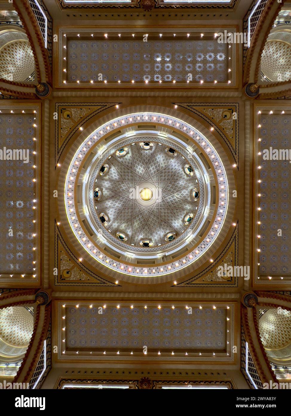 Un angle bas d'un plafond en dôme avec un luminaire en verre Banque D'Images