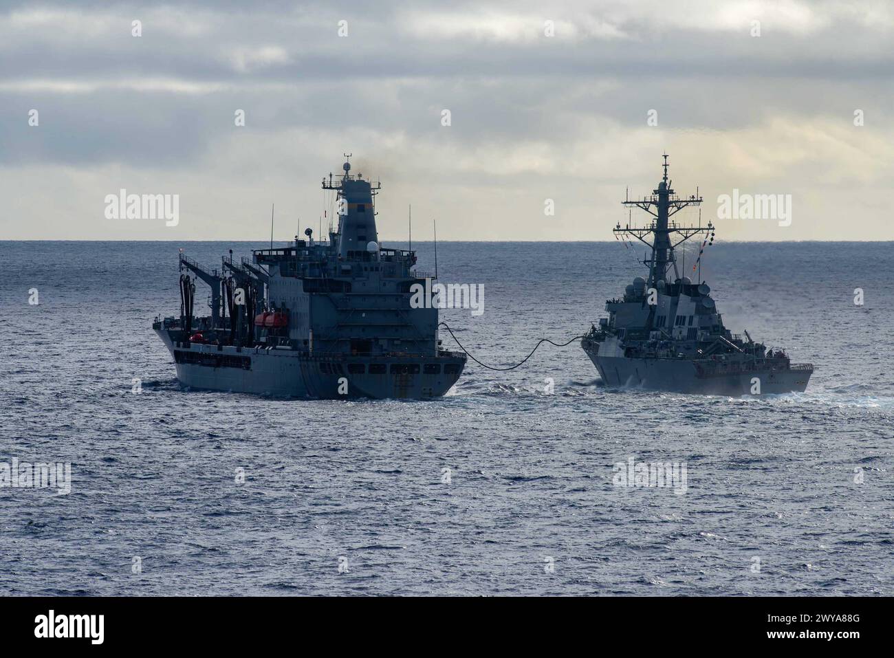 PHILIPPINE SEA (3 avril 2024) le pétrolier de réapprovisionnement de la flotte de classe Henry J. Kaiser USNS John Ericsson (T-AO 194), à gauche, ravitaillement Banque D'Images