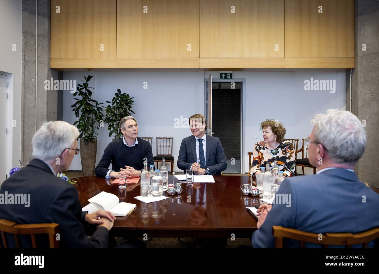 LA HAYE - Kim Putters (président du SER), Ingrid Thijssen (présidente du VNO-NCW) et Tuur Elzinga (président du FNV) avant le début d'une conversation avec les informateurs Elbert Dijkgraaf et Richard van Zwol. ANP KOEN VAN WEEL pays-bas Out - belgique Out Banque D'Images