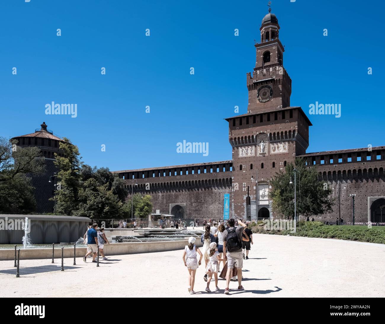 Vue du château des Sforza, fortification médiévale datant du XVe siècle, abritant aujourd'hui des musées et des collections d'art, Milan, Banque D'Images