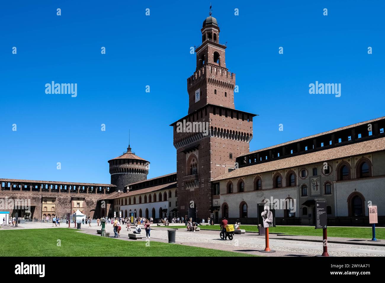 Vue du château des Sforza, fortification médiévale datant du XVe siècle, abritant aujourd'hui des musées et des collections d'art, Milan, Banque D'Images