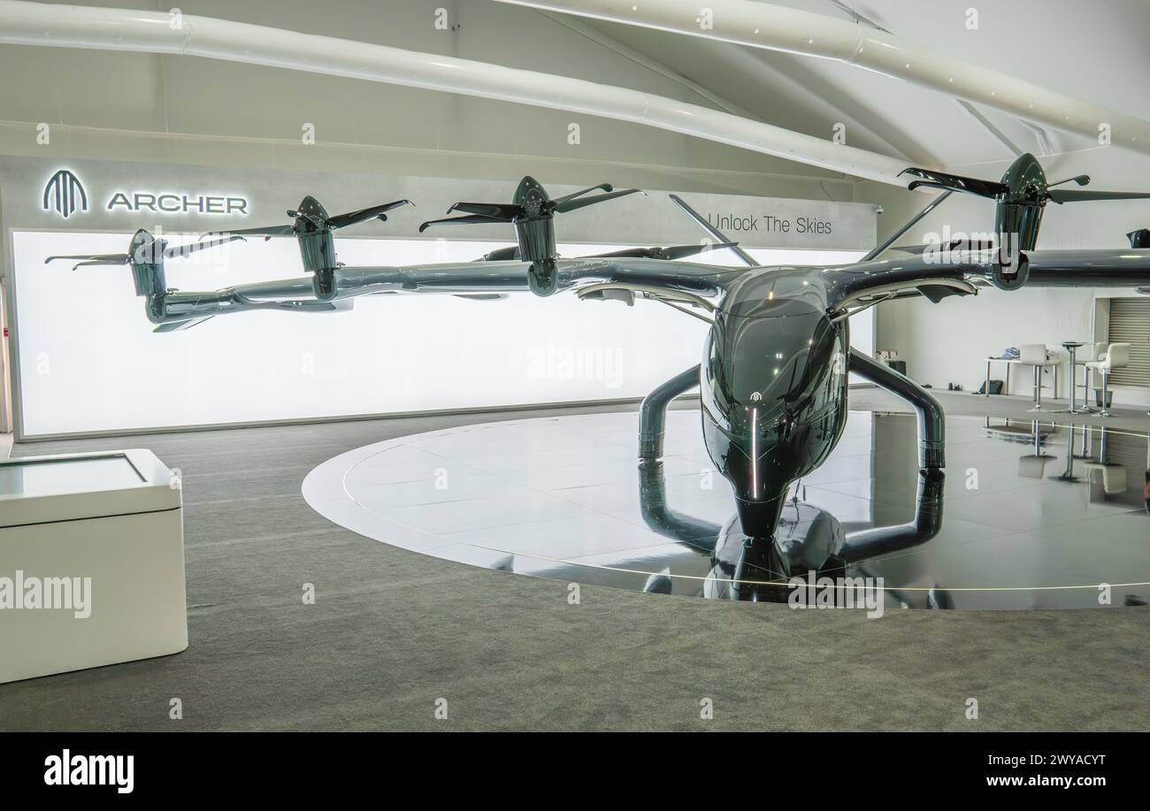 Archer Aviation Midnight eVTOL avion exposé au Dubai Airshow 2023, couleurs sombres, fond lumineux, intérieur. Avion électrique Banque D'Images