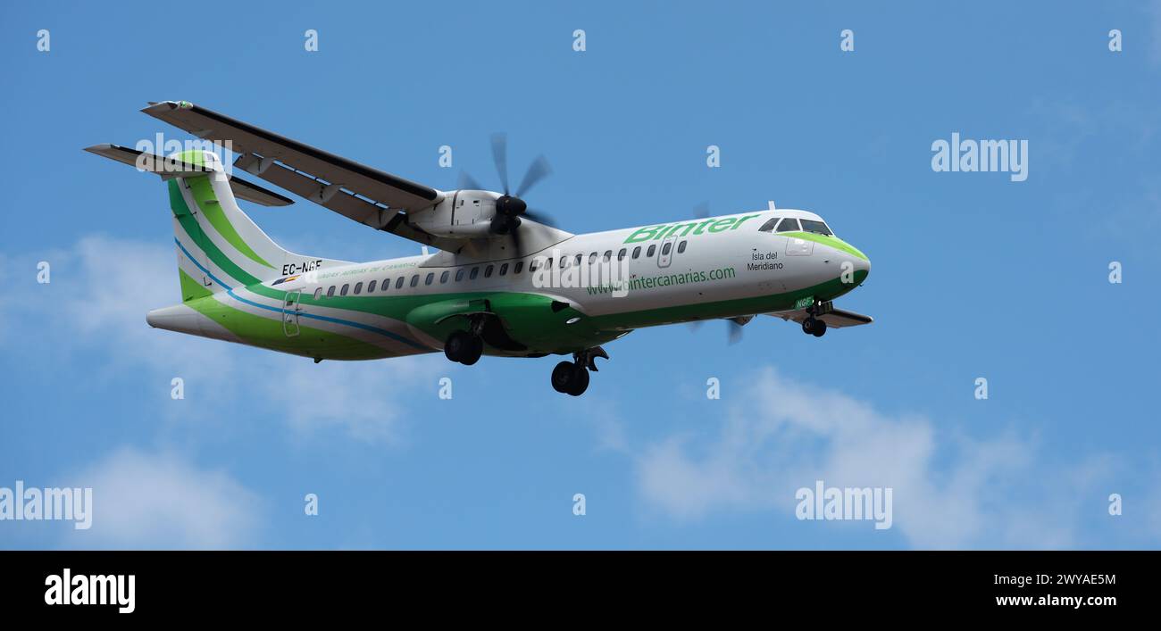 Tenerife, Espagne 31 mars 2024. ATR 72-600 Binter Canarias Airlines vole dans le ciel bleu. Atterrissage à l'aéroport de Tenerife Banque D'Images