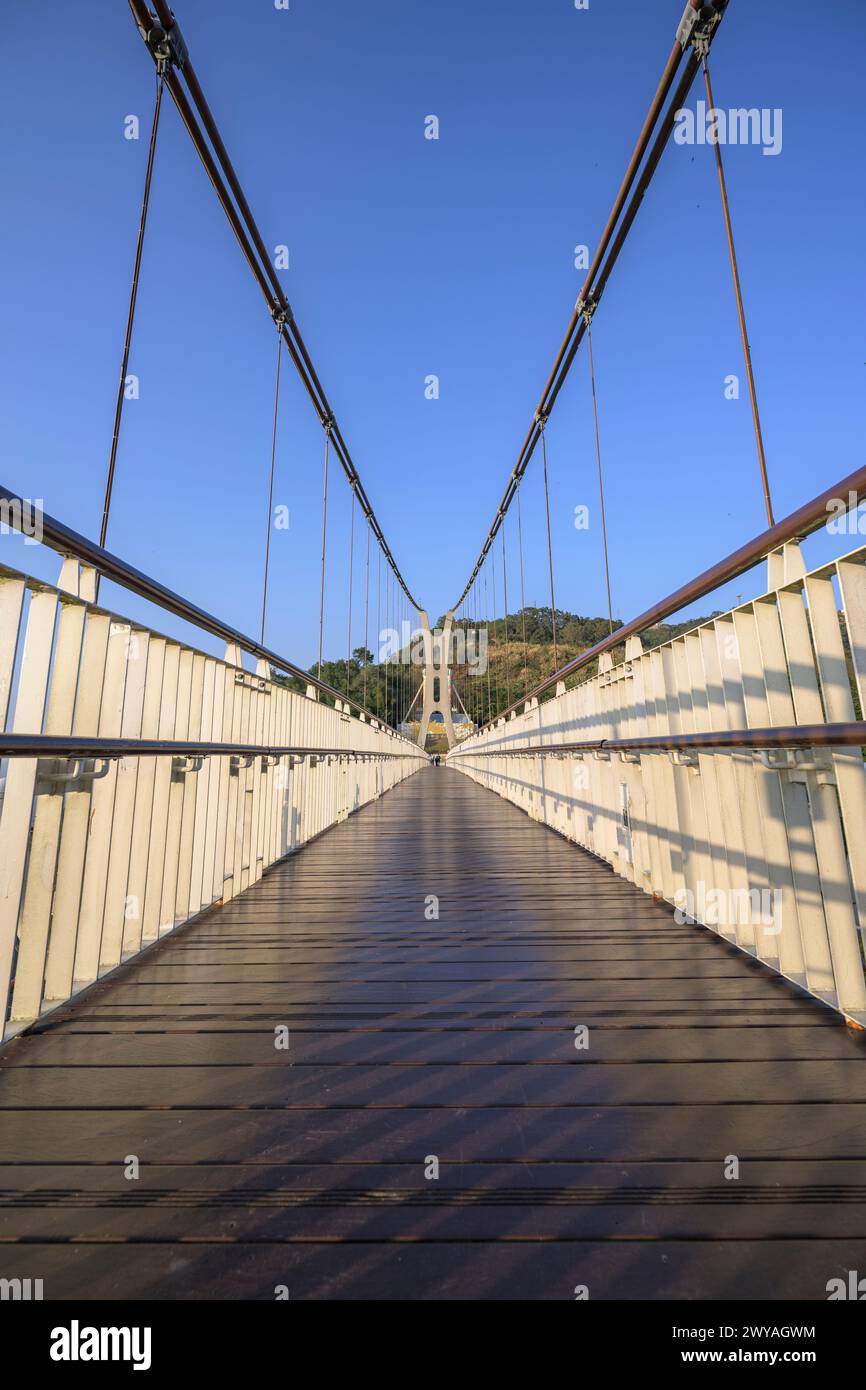 Pont suspendu Taiping moderne avec une arche distincte et des câbles contre un ciel bleu clair Banque D'Images