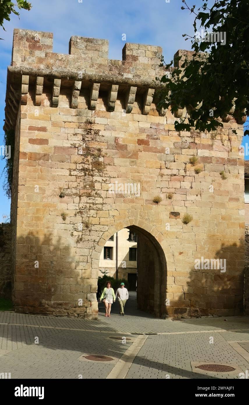 Porte crénelée en pierre la Puerta del Paseo Real Aguilar de Campoo Palencia Castille et Léon Espagne Banque D'Images