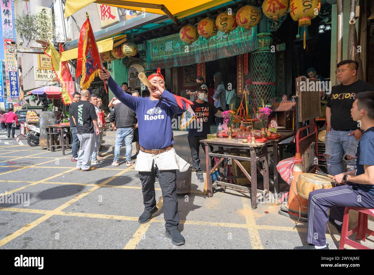 Esprit taoïste médium participant à une cérémonie religieuse avec une épée et une corne devant le temple Dongyue Banque D'Images