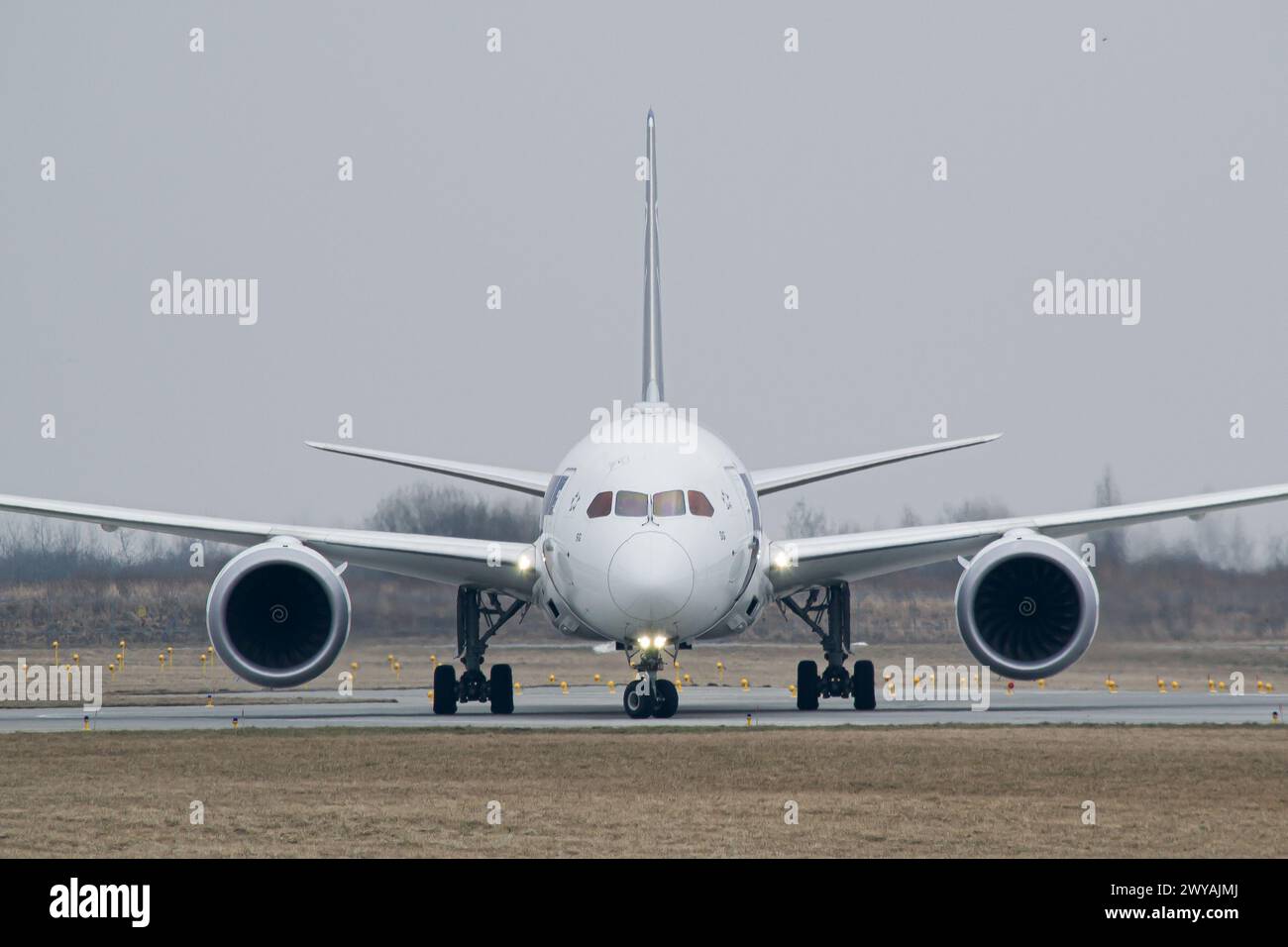 Gros plan photo face à face du Boeing 787-9 DE LOT Polish Airlines faisant demi-tour sur la piste pour le décollage de Lviv Banque D'Images