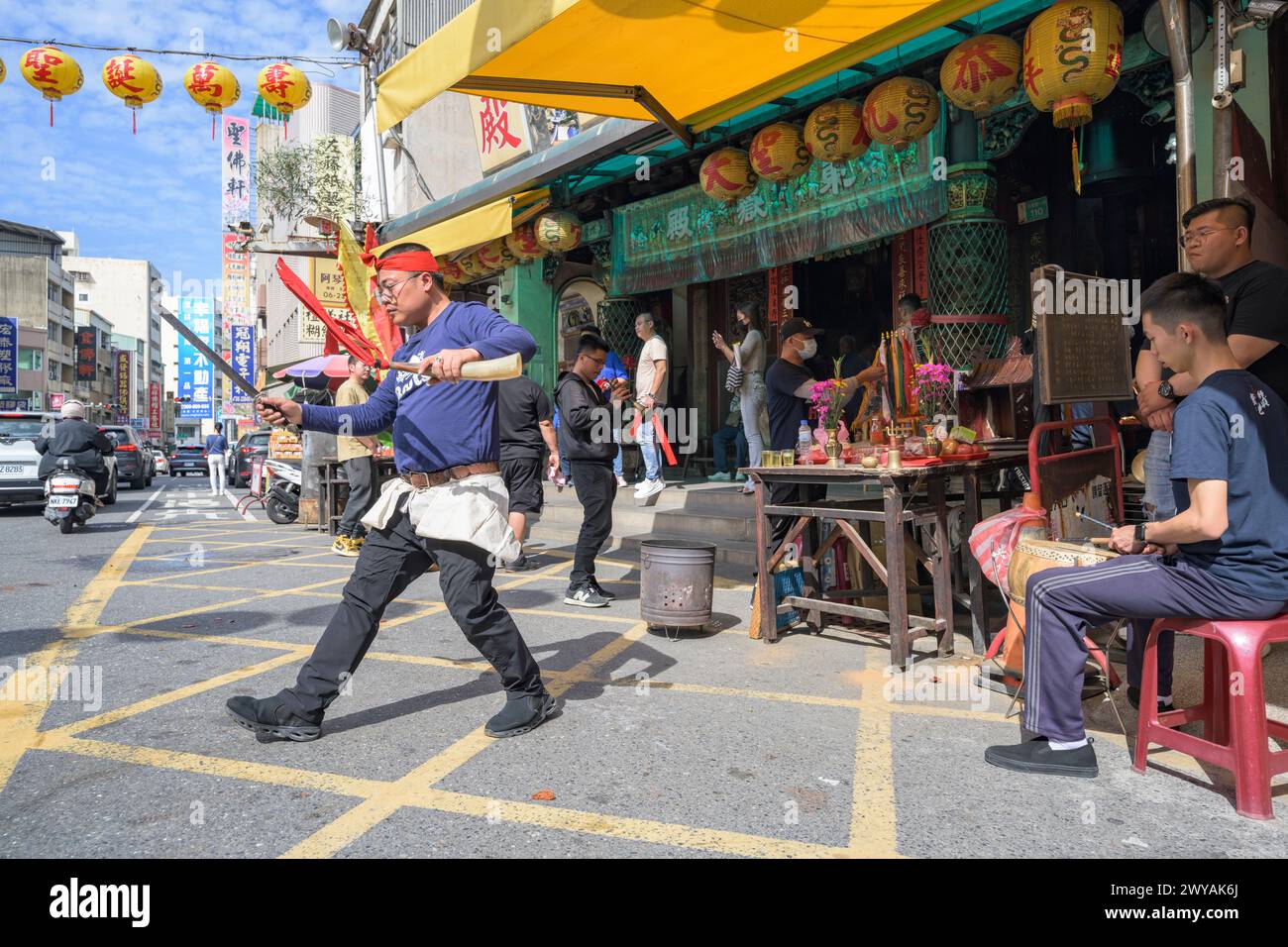 Esprit taoïste médium participant à une cérémonie religieuse avec une épée et une corne devant le temple Dongyue Banque D'Images
