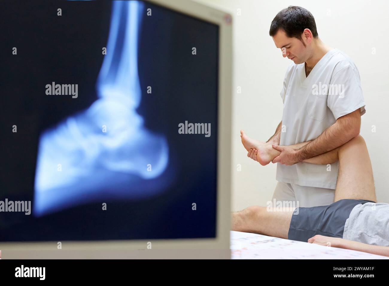 Mobilisation passive inversion de la cheville, radiographie de la cheville centre médical de physiothérapie, Donostia, Saint-Sébastien, Gipuzkoa, pays Basque, Espagne. Banque D'Images
