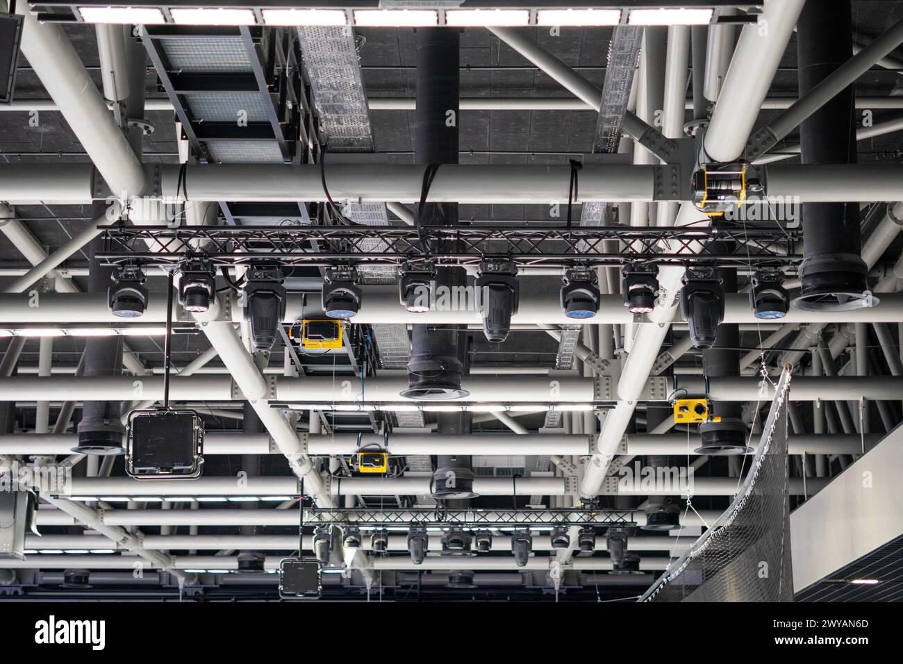 Un plafond gris rempli d'échafaudages métalliques et de projecteurs dans une salle d'événements Banque D'Images