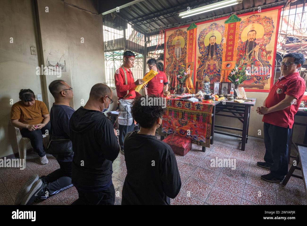 Un chaman traditionnel exécutant un rituel avec des offrandes aux ancêtres sur un autel dans le temple Donggyue Hall Banque D'Images