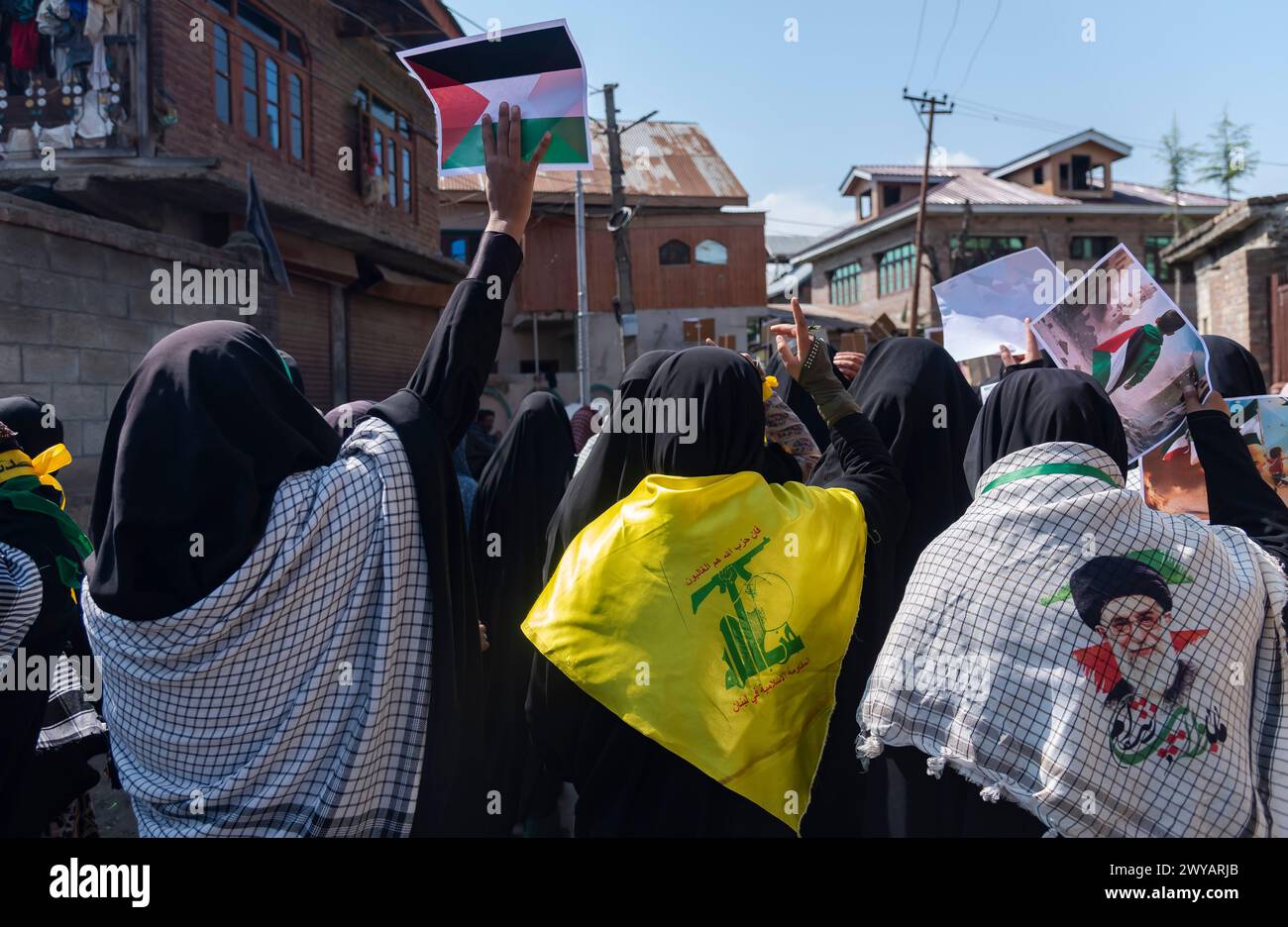 Srinagar, Inde. 05th Apr, 2024. Femme musulmane cachemire portant un drapeau du Hezbollah (C) alors qu'elle criait des slogans tout en tenant des affiches représentant un soutien à la Palestine lors d'un rassemblement marquant la journée de Qods dans la banlieue de Srinagar. (Al-Qud) est le nom arabe de Jérusalem. Une initiative lancée par feu le leader révolutionnaire iranien Ayatollah Ruhollah Khomeini, la Journée Al Qods est célébrée dans le monde entier le dernier vendredi du mois Saint du Ramadan pour montrer son soutien aux Palestiniens et condamner Israël. Crédit : SOPA images Limited/Alamy Live News Banque D'Images
