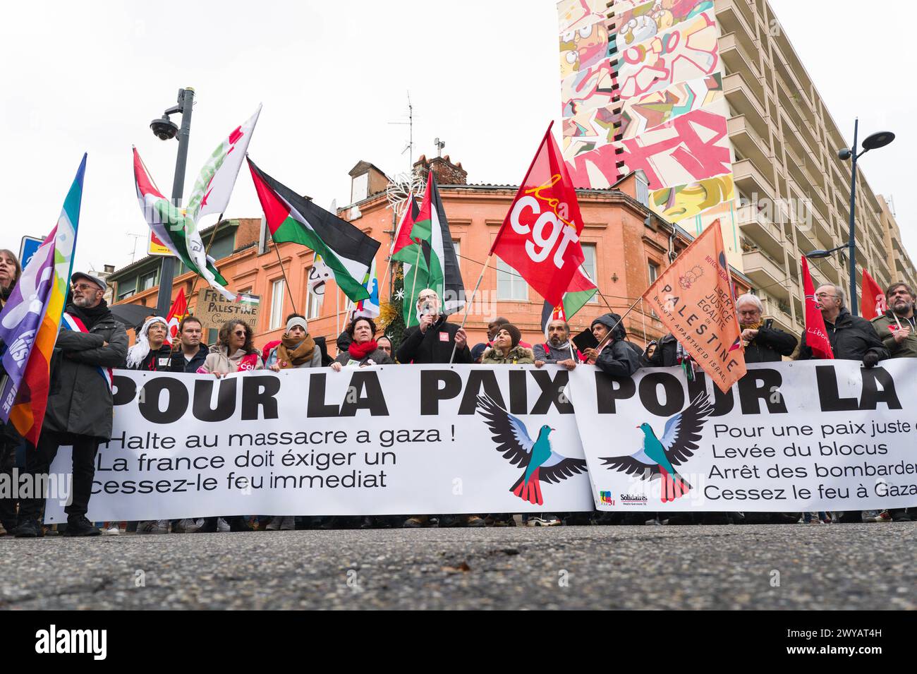 Cédric Caubere, Secrétaire général de la CGT haute-Garonne, intervient derrière la bannière, pour la paix, arrêtez le massacre à Gaza, place Arnaud Bernard. Banque D'Images