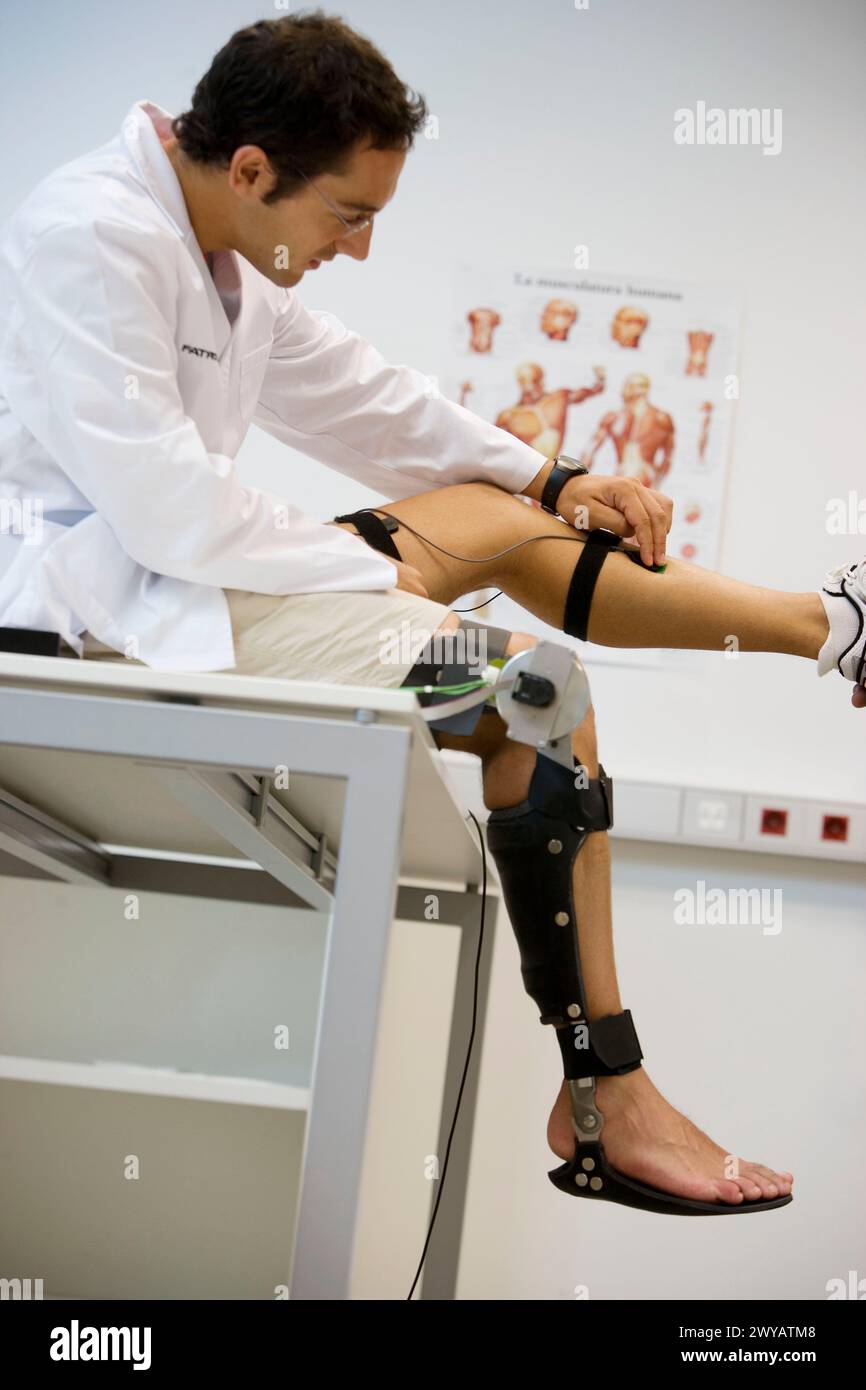 Biomécanique : des chercheurs développent un exosquelette destiné aux personnes souffrant de faiblesse musculaire des membres inférieurs. Fondation Fatronik, Centre de technologie de recherche. Donostia, Saint-Sébastien, Gipuzkoa, Euskadi. Espagne. Banque D'Images