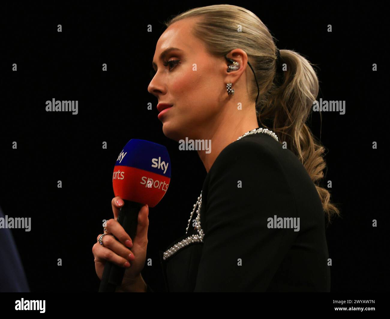 Manchester, Royaume-Uni. 04th Apr, 2024. Emma Paton, présentatrice de Sky Sports, lors de la BetMGM premier League Darts 2024, nuit 10, Manchester à AO Arena, Manchester, Angleterre, Royaume-Uni le 4 avril 2024 crédit : Every second Media/Alamy Live News Banque D'Images