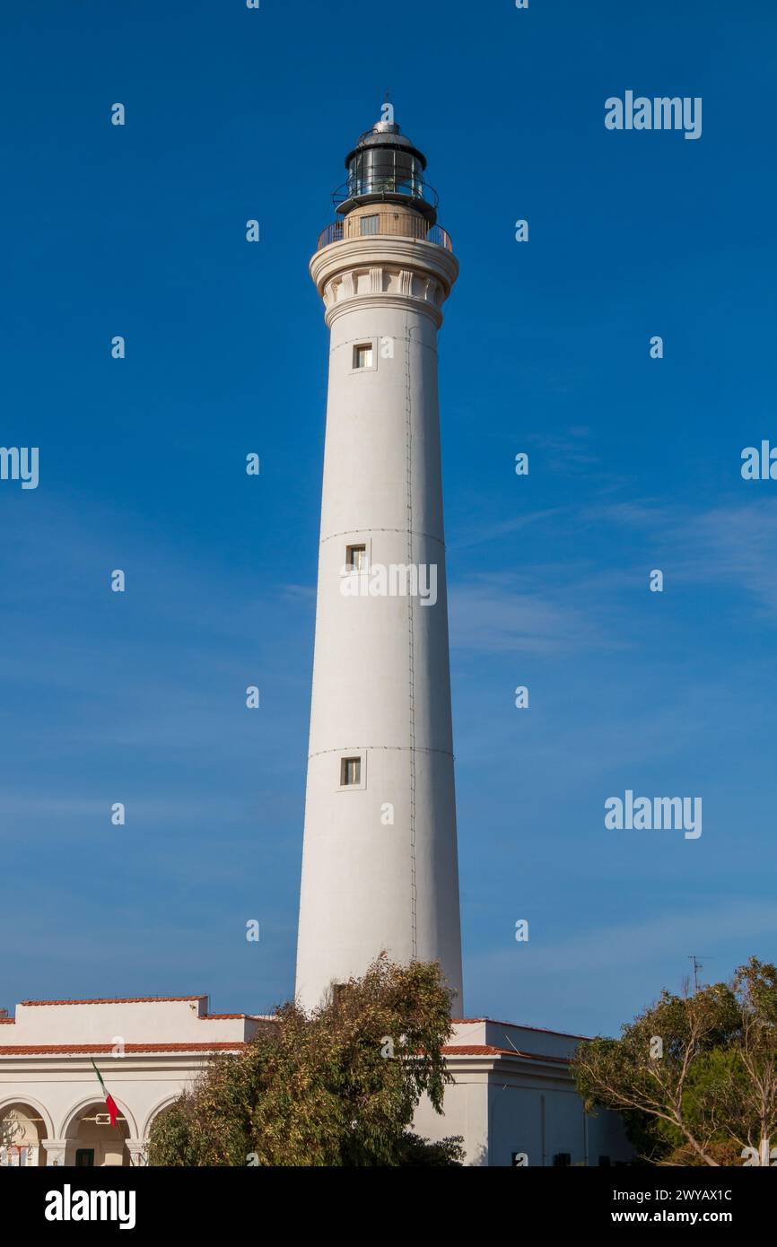 La tour blanche du phare de San Vito lo Capo. Banque D'Images