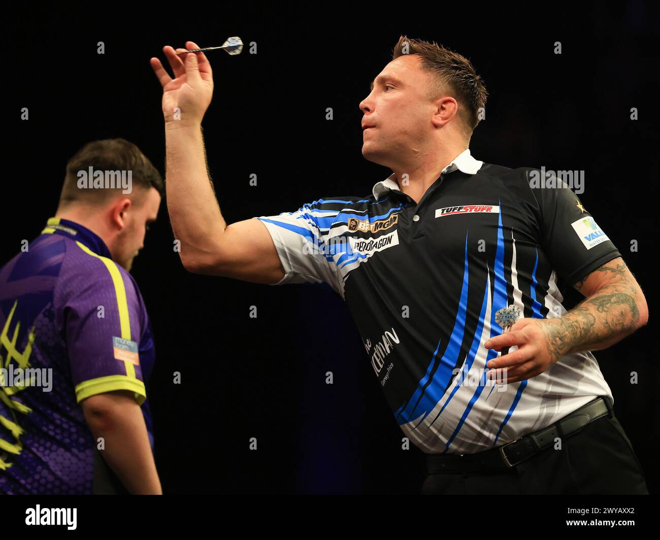 Manchester, Royaume-Uni. 04th Apr, 2024. Gerwyn Price lance après Luke Littler lors de la BetMGM premier League Darts 2024, Night 10, Manchester à AO Arena, Manchester, Angleterre, Royaume-Uni le 4 avril 2024 crédit : Every second Media/Alamy Live News Banque D'Images