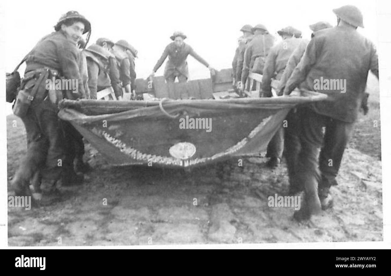 Les soldats utilisent des bateaux pour atteindre le bord de l'eau lors de la traversée du Rhin. Négatif photographique de l'armée britannique, 21e groupe d'armées. Banque D'Images