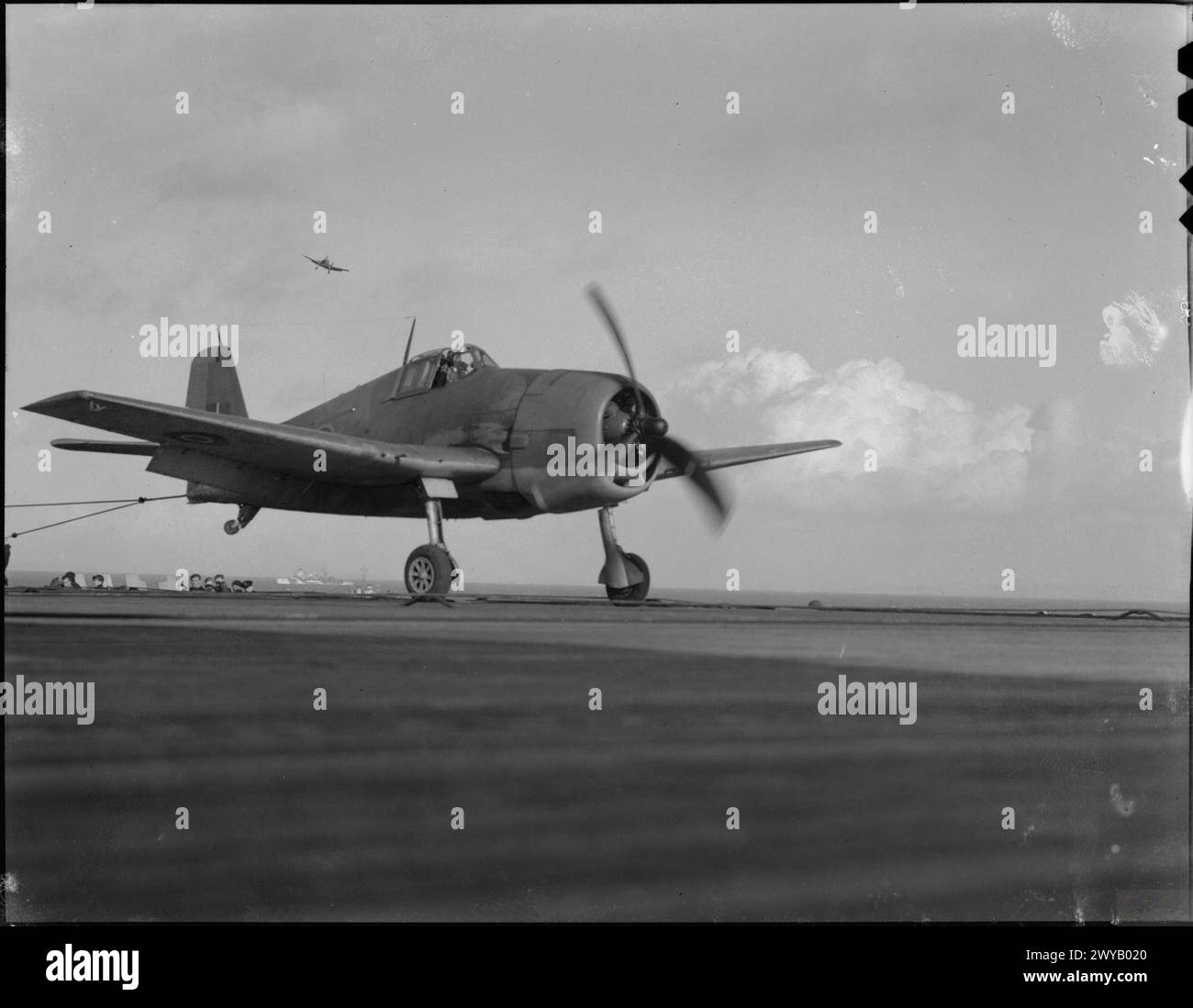 Un avion Grumman Hellcat est arrêté par un fil à bord du HMS ravager, démontrant des opérations d'atterrissage à bord d'un porte-avions pendant la seconde Guerre mondiale. Banque D'Images