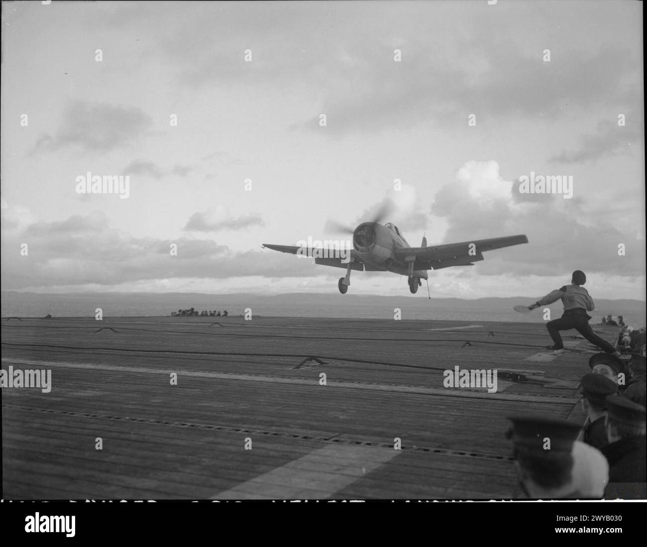 Un avion Grumman Hellcat se prépara à atterrir sur le HMS ravager pendant les opérations de la Royal Navy pendant la seconde Guerre mondiale Banque D'Images