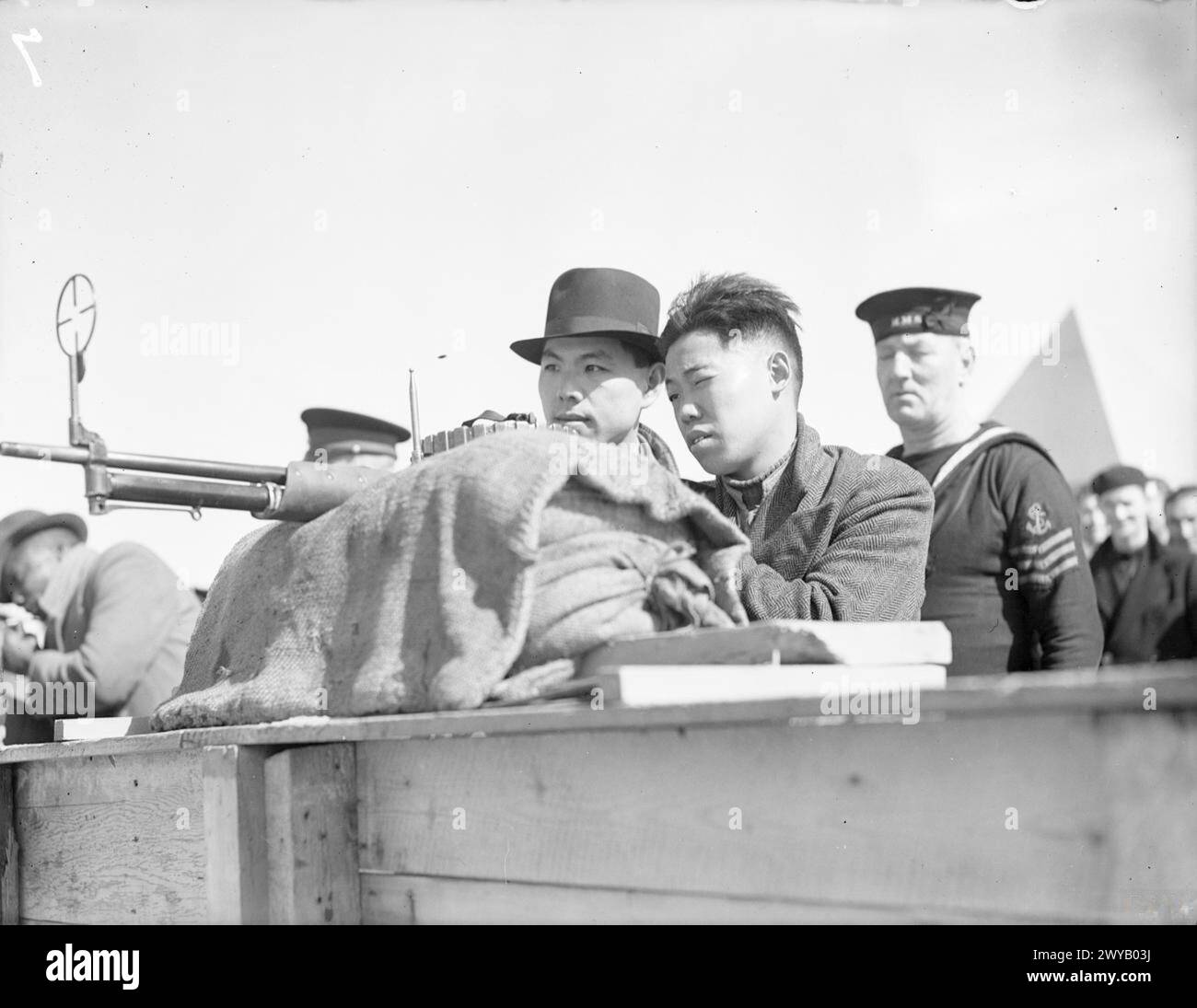 Les marins marchands interalliés fréquentent une école d'artillerie à Liverpool le 1-2 avril 1942. APU Cot Wong de Shanghai est montré en train de tirer un fusil Lewis pendant la séance d'entraînement. Banque D'Images